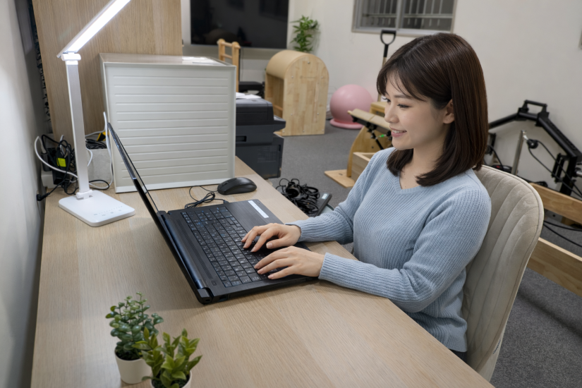 女性、パソコン